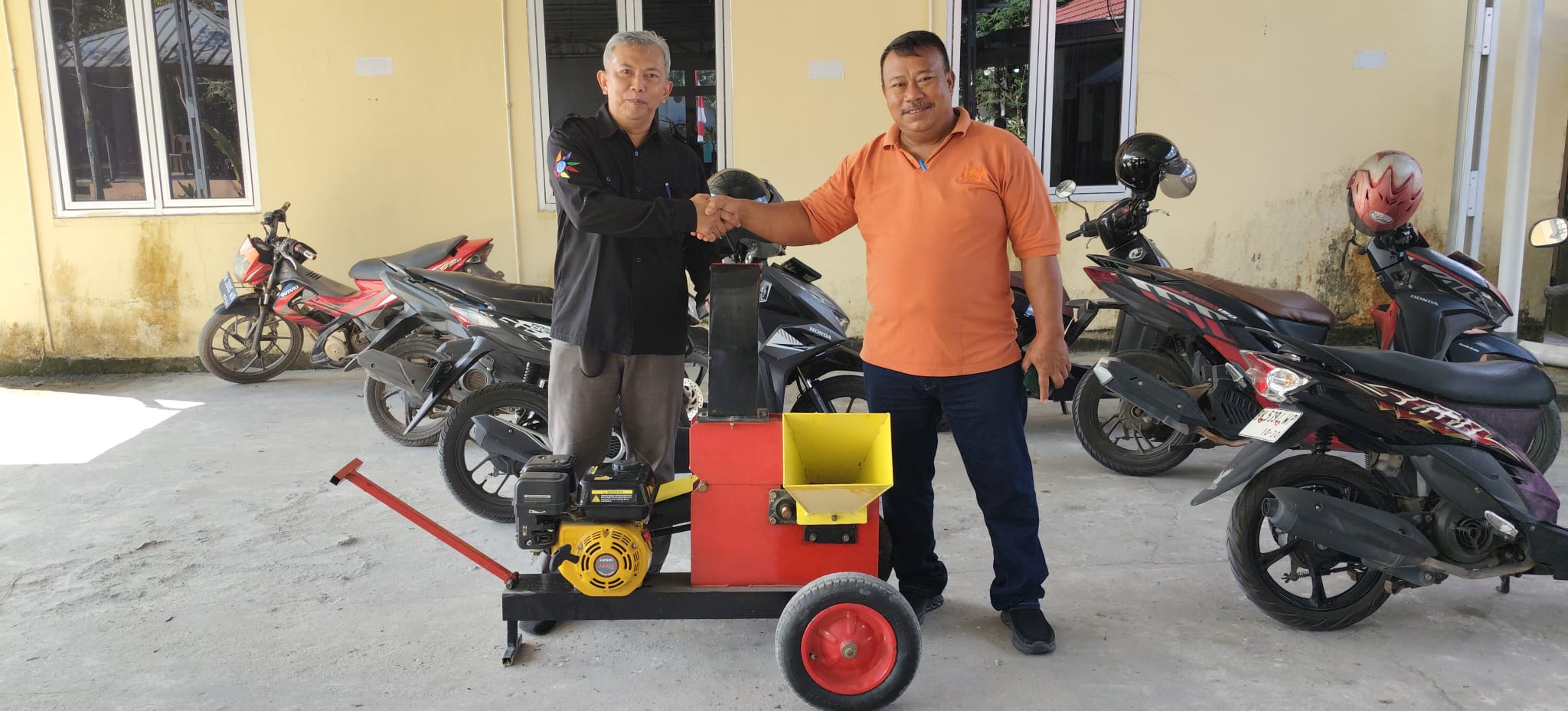 Dosen dan Mahasiswa Teknik Mesin UBB Serahkan Mesin Pencacah Pelepah Sawit ke Petani Air Seruk