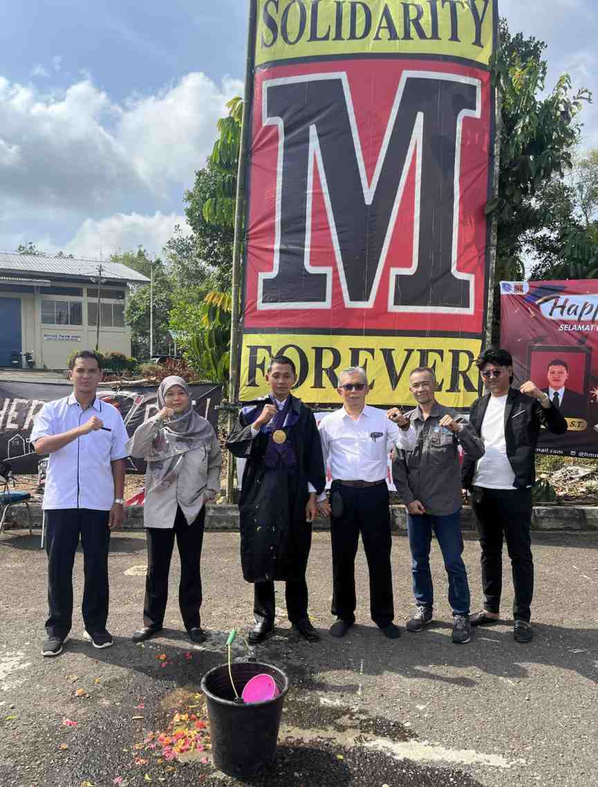 "Solidarity M Forever": HIMA dan Dosen Teknik Mesin UBB Lepas Tiga Wisudawan dengan Tradisi Khas